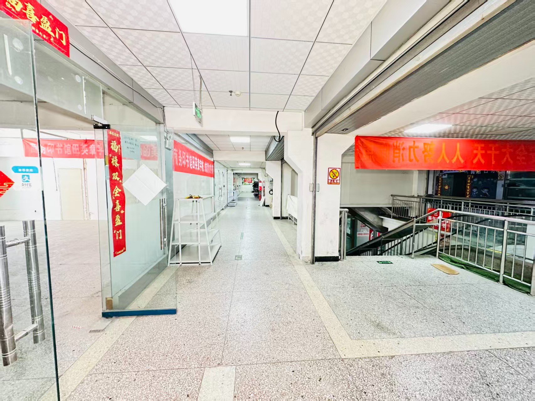 王城大道引入人工智能技术应用场景，推动AI与商业、零售、电商、企业服务等领域融合发展。